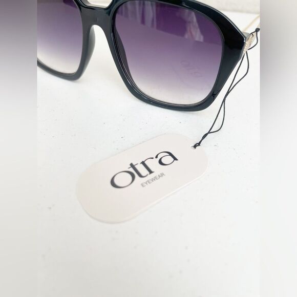 Otra  Eyewear Reina Matte Black smoke Oversized aviator style black sunglasses - Picture 5 of 9